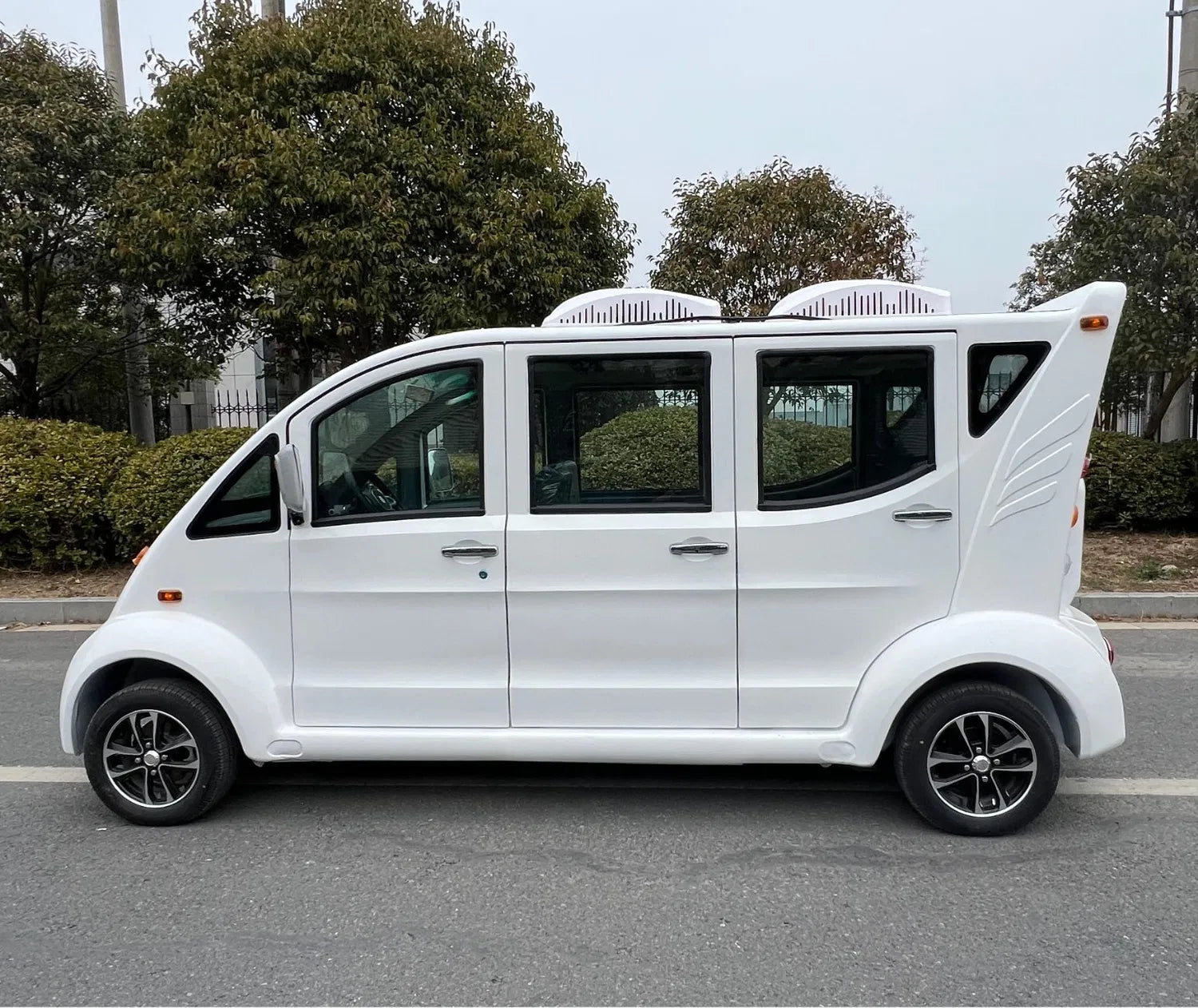 6–8 Seater Enclosed Electric Golf Cart with Air Conditioning and Power Steering